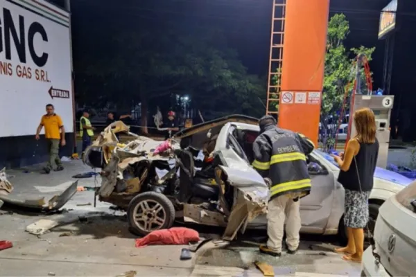 Impactante video: fue a cargar gas, le explotó el auto y provocó una lluvia de cocaína