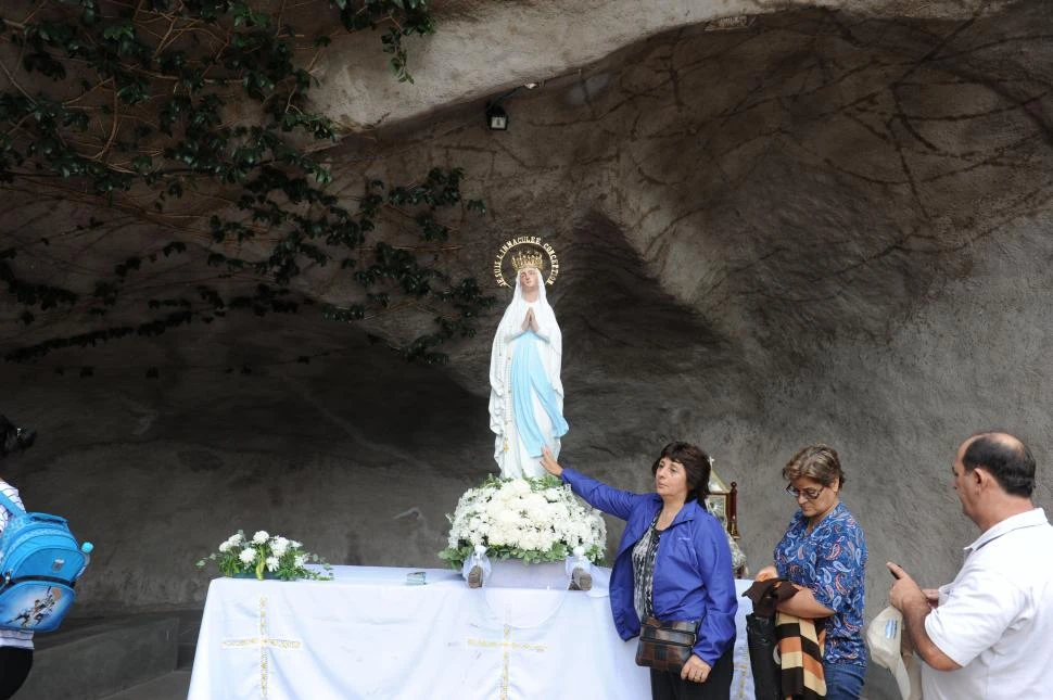 EXPRESIÓN DE FE. Dos devotas visitan la gruta de Lourdes en San Pedro.