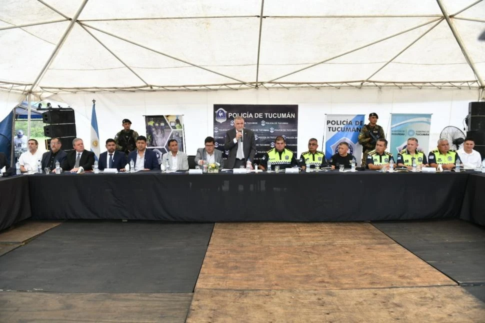 LANZAMIENTO. El gobernador Osvaldo Jaldo habla durante el acto que contó con la presencia de funcionarios de tres provincias y representantes de las fuerzas federales en Tucumán.