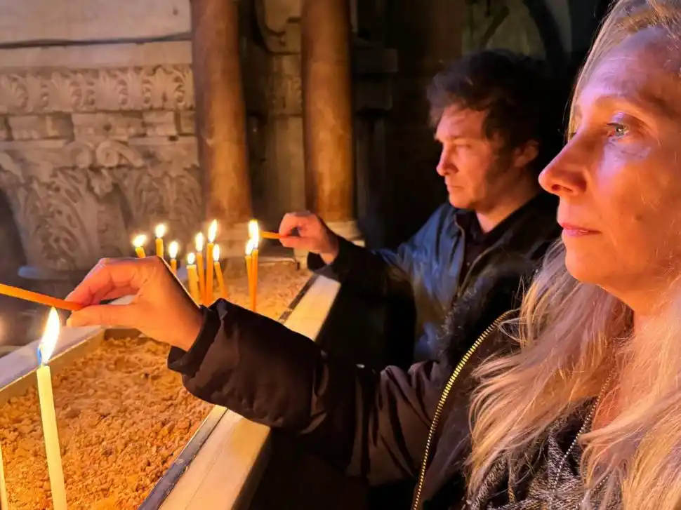 EMOCIONADOS. Milei y Karina Milei en la Iglesia del Santo Sepulcro.