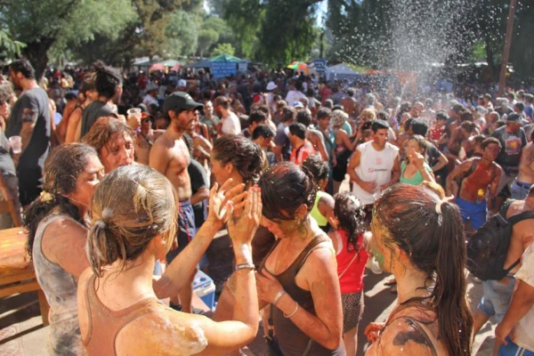 El desentierro del carnaval en la fiesta de El Bañado