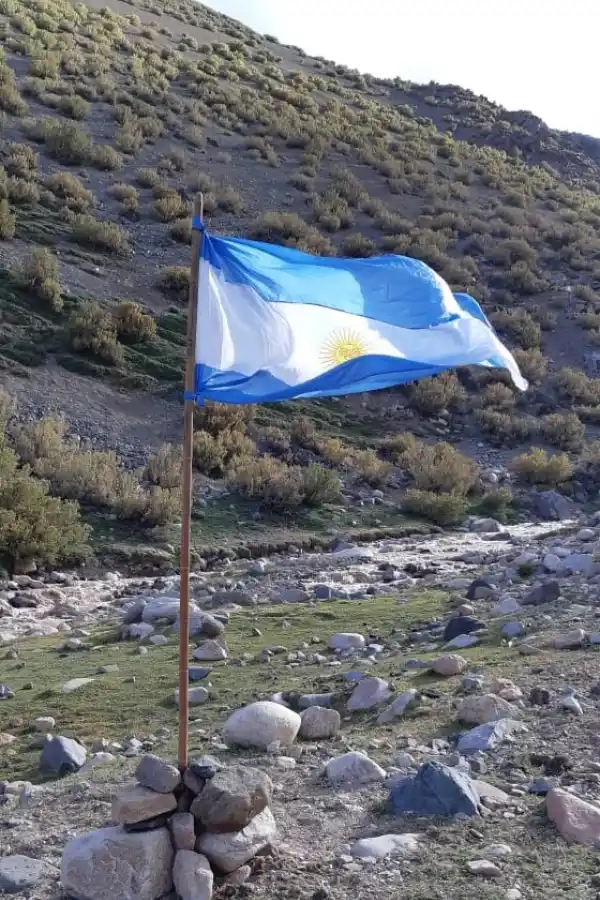 MARCANDO PRESENCIA. Las banderas indican el sitio por donde se pasó.