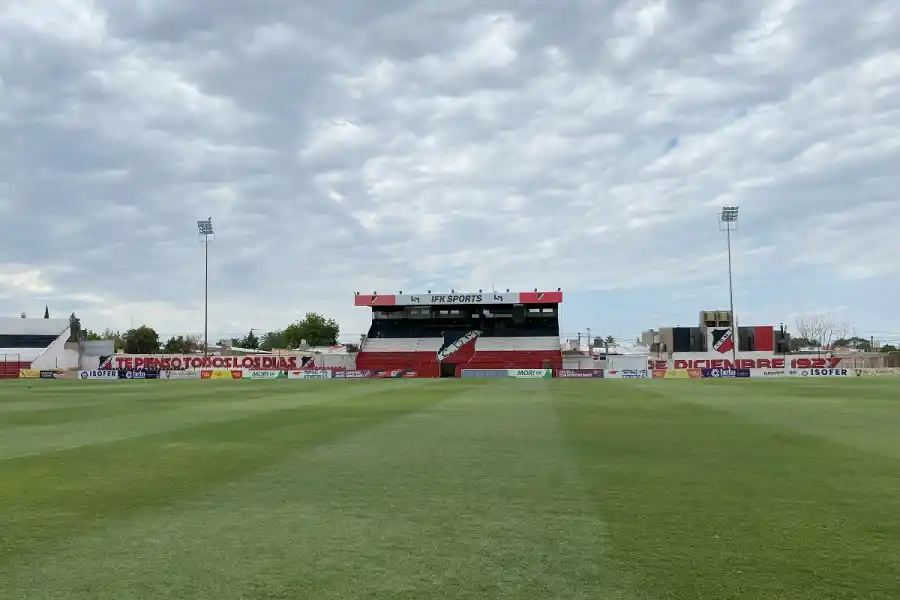 EXCELENTE ESTADO. A un día del partido con San Martín de Tucumán, así se encuentra el campo de juego.