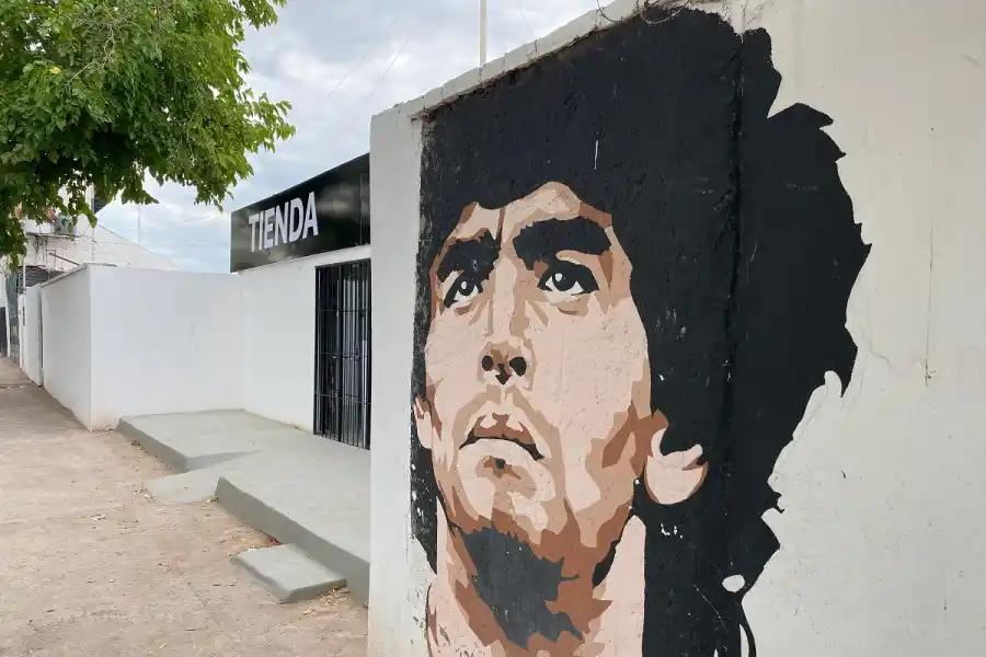 INMORTAL. Maradona también tiene su mural en Maipú.