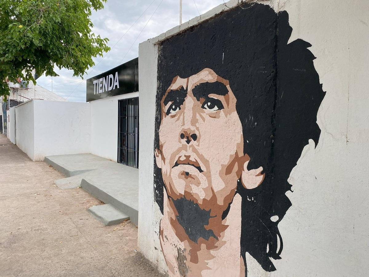 INMORTAL. Maradona también tiene su mural en Maipú.