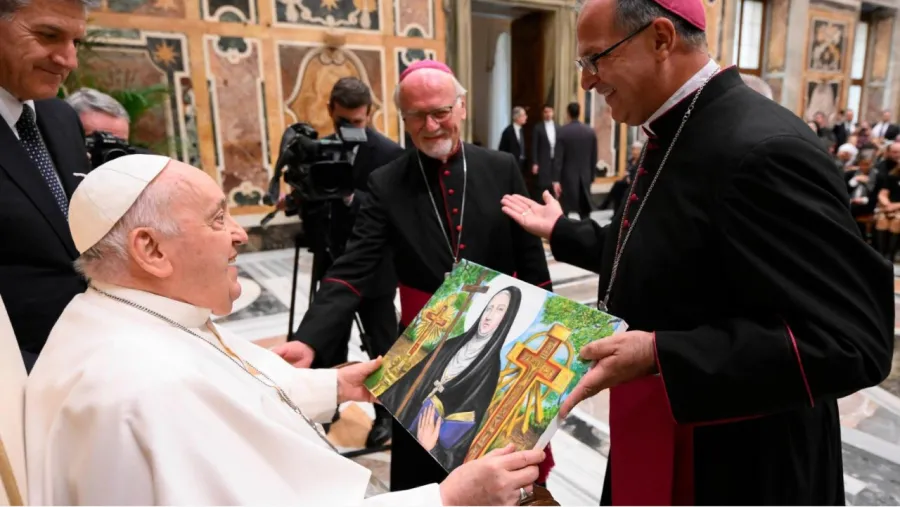 El papa Francisco con una imagen de Mama Antula