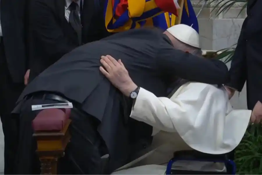 El papa Francisco y Javier Milei se abrazaron en la canonización de Mama Antula