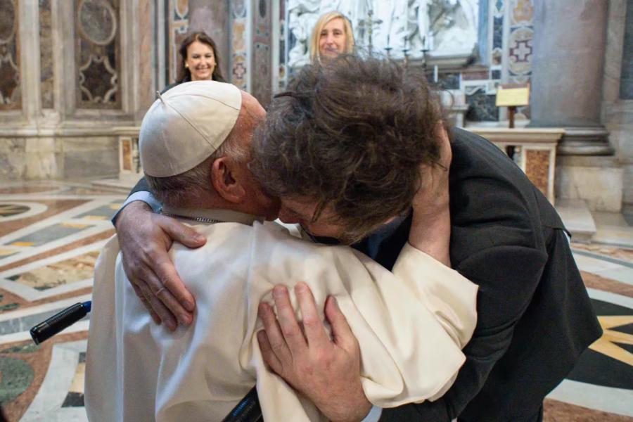 El abrazo entre el pontífice y el presidente argentino