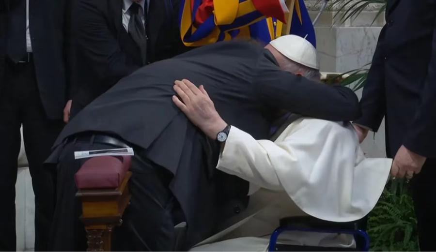 El papa Francisco y Javier Milei se abrazaron en la canonización de Mama Antula