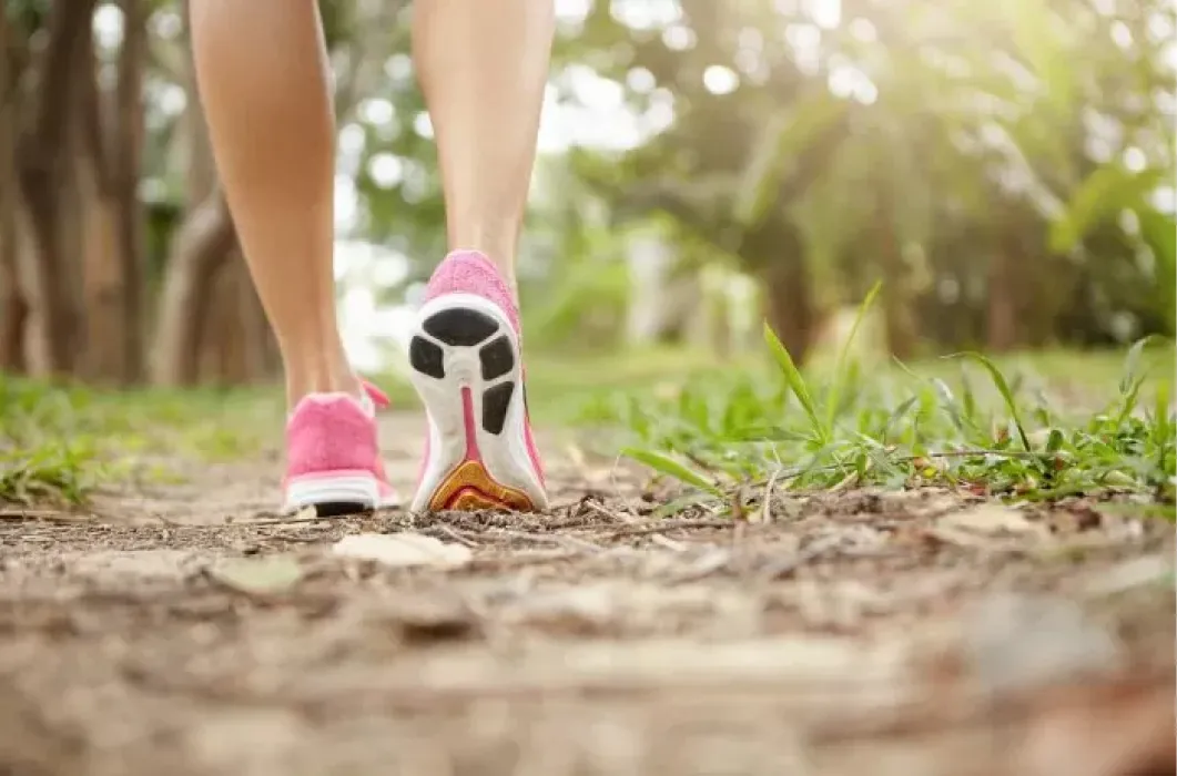 Cinco hábitos fáciles para que caminar se convierta en una rutina