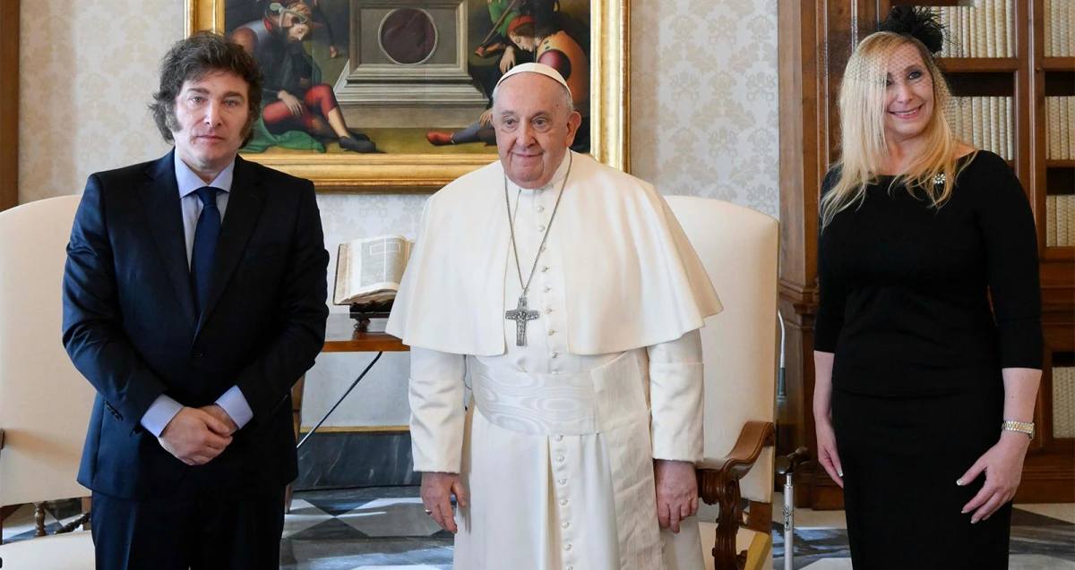 EN EL VATICANO. Javier Milei, el papa Francisco y Karina Milei posaron luego de mantener una charla en el despacho del Pontífice..