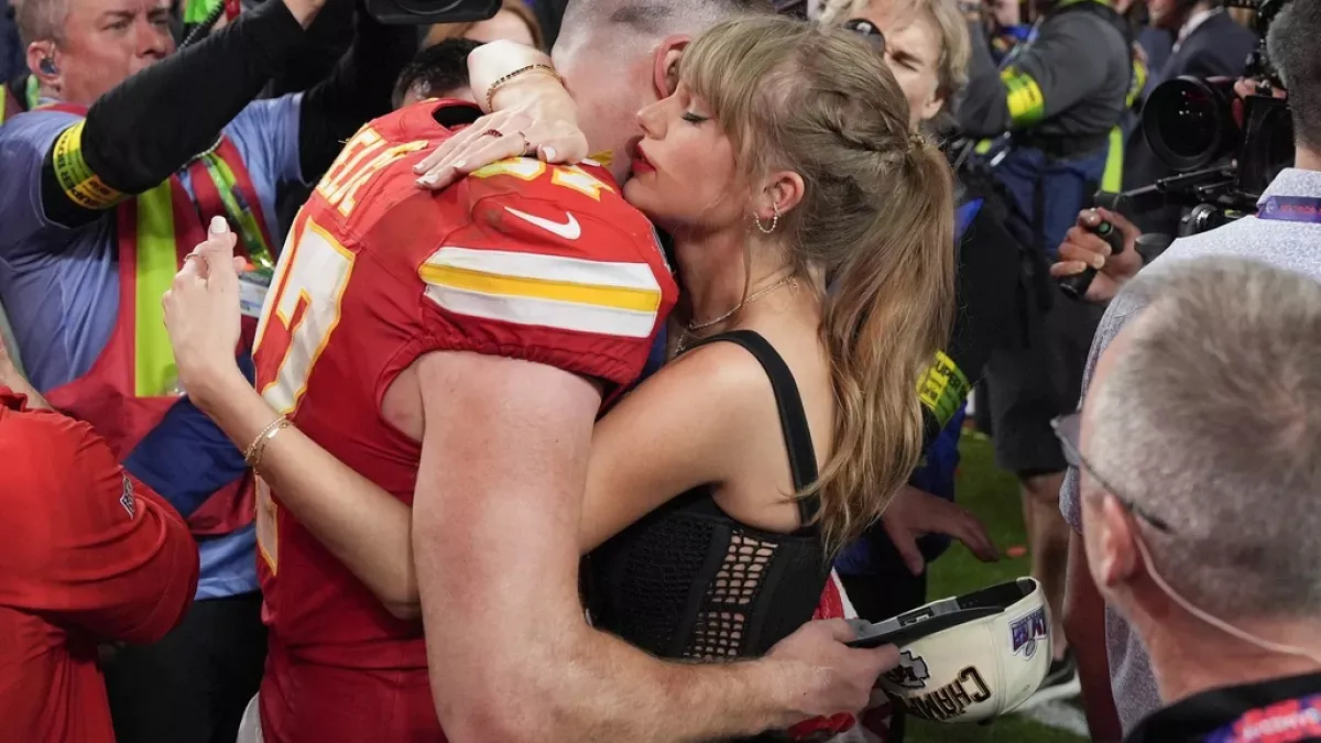 Super Bowl: el apasionado beso de Taylor Swift y Travis Kelce tras el triunfo de Kansas City