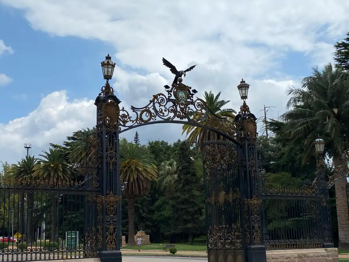TODO ES FÚTBOL. En el Parque San Martín se puede llegar a la cancha de la “lepra” y el “lobo mendocino”.