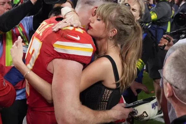 Super Bowl: el apasionado beso de Taylor Swift y Travis Kelce tras el triunfo de Kansas City