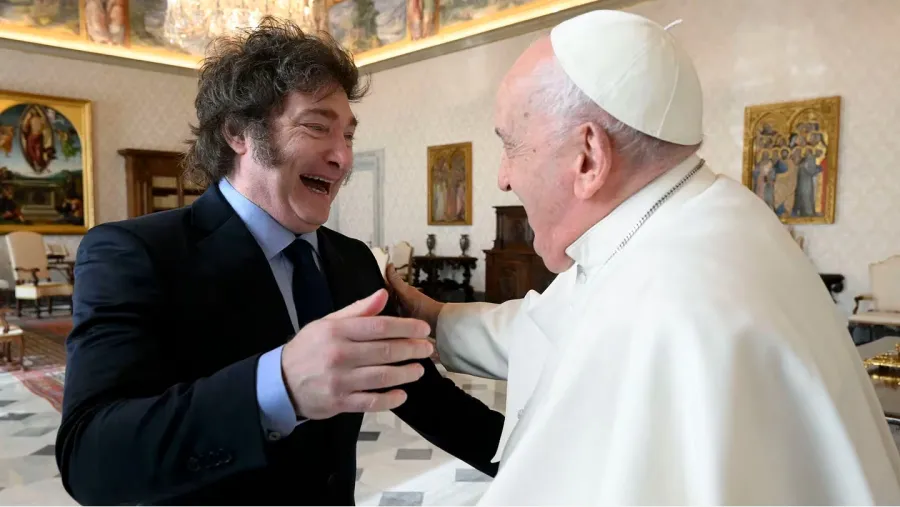 El papa Francisco y el presidente Milei durante su encuentro en el Vaticano