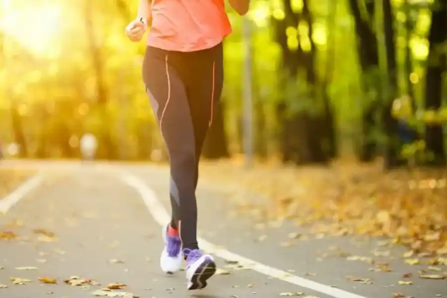 Cinco hábitos fáciles para que caminar se convierta en una rutina