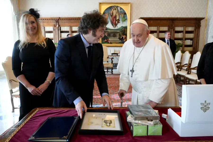 Javier Milei le entregó tres obsequios al papa Francisco