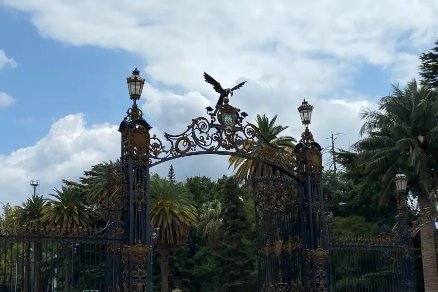 TODO ES FÚTBOL. En el Parque San Martín se puede llegar a la cancha de la “lepra” y el “lobo mendocino”.