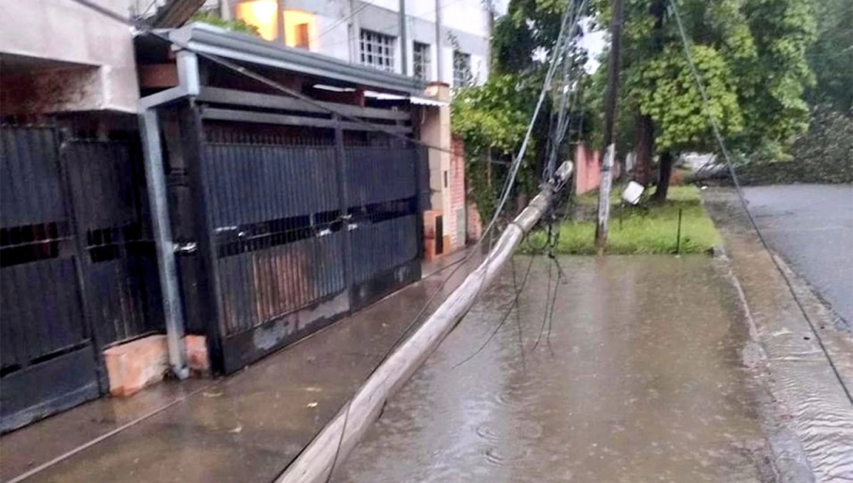 POSTES CAÍDOS. Desde la Municipalidad y Defensa Civil informaron sobre los inconvenientes ocasionados por el temporal.
