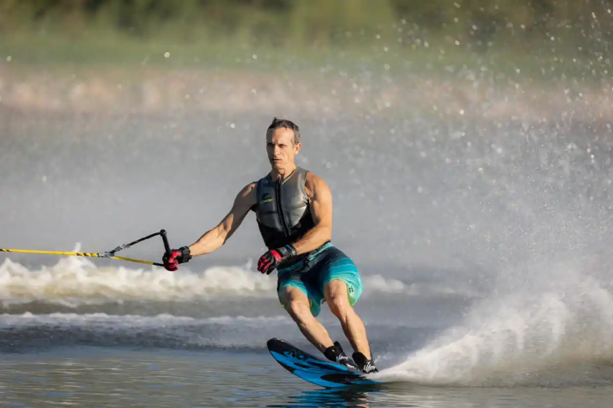 MÁS. En slalom se privilegia más la pericia de esquivar las boyas con precisión. 