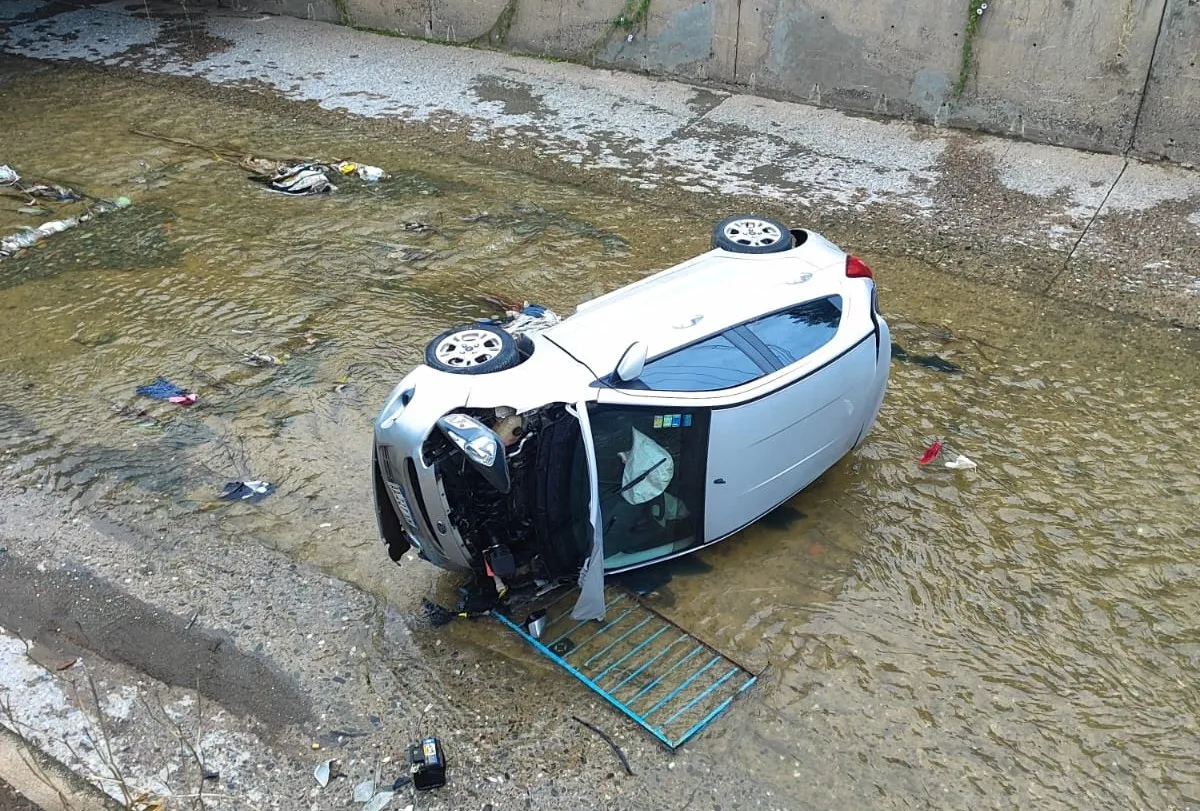 Camino del Perú y San Juan: un auto cayó a un canal tras un accidente