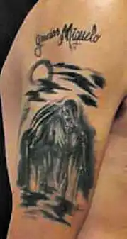 LEALTAD. Un “soldadito” que trabajaba bajo las órdenes de Figueroa se tatuó la leyenda “Gracias Miguelo” arriba de una figura de San la Muerte.