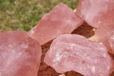 Ritual con cuarzo rosa para atraer el amor en San Valentín