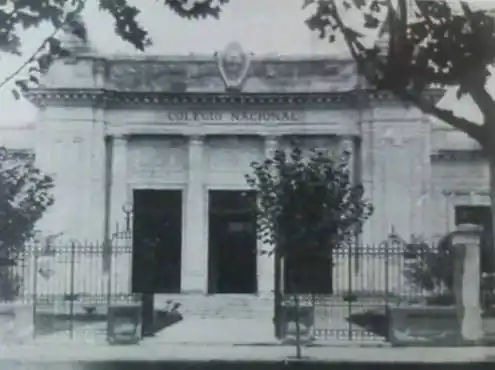 LA FACHADA. Con esta imagen se advirtió que había puertas laterales. Ahora las están buscando.