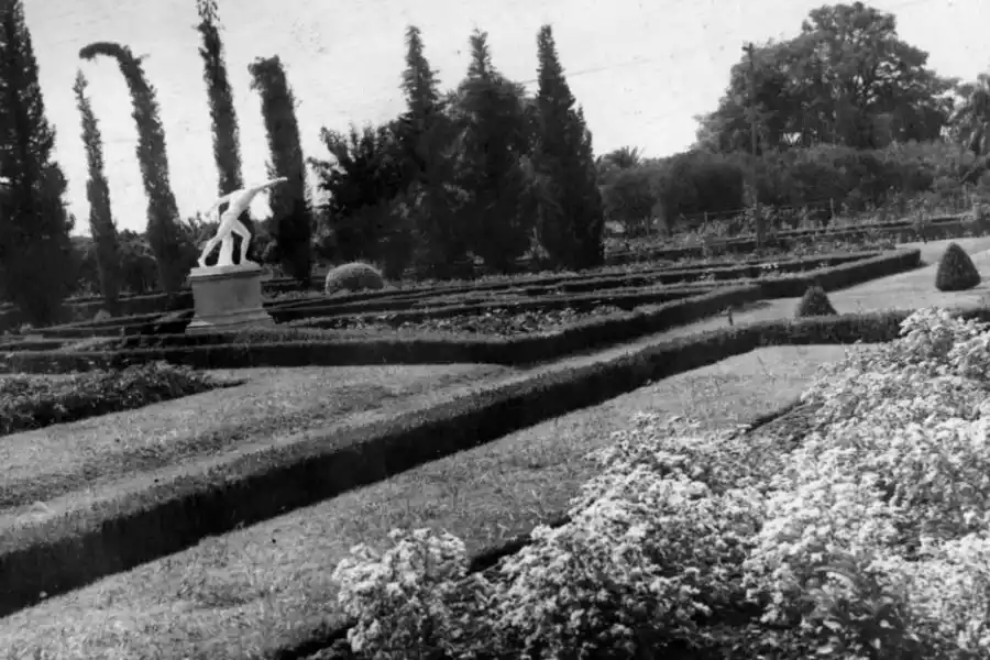 PARQUE 9 DE JULIO. Cortázar admiró las réplicas de estatuas clásicas.