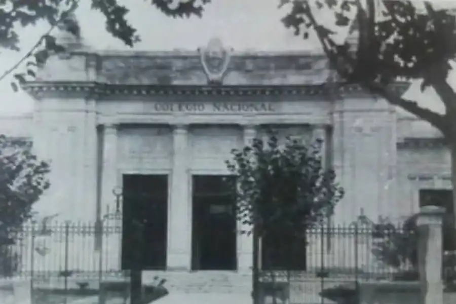 LA FACHADA. Con esta imagen se advirtió que había puertas laterales. Ahora las están buscando.