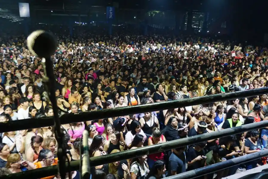 BAJO TECHO. Por las lluvias, la organización debió trasladar el escenario hacia la cancha de básquet de CC.