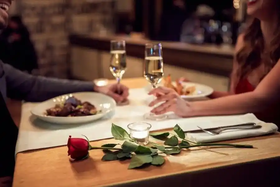 UNA NOCHE ESPECIAL. Ya sea que vayan afuera o preparen algo en casa, una cena romántica resulta ideal.