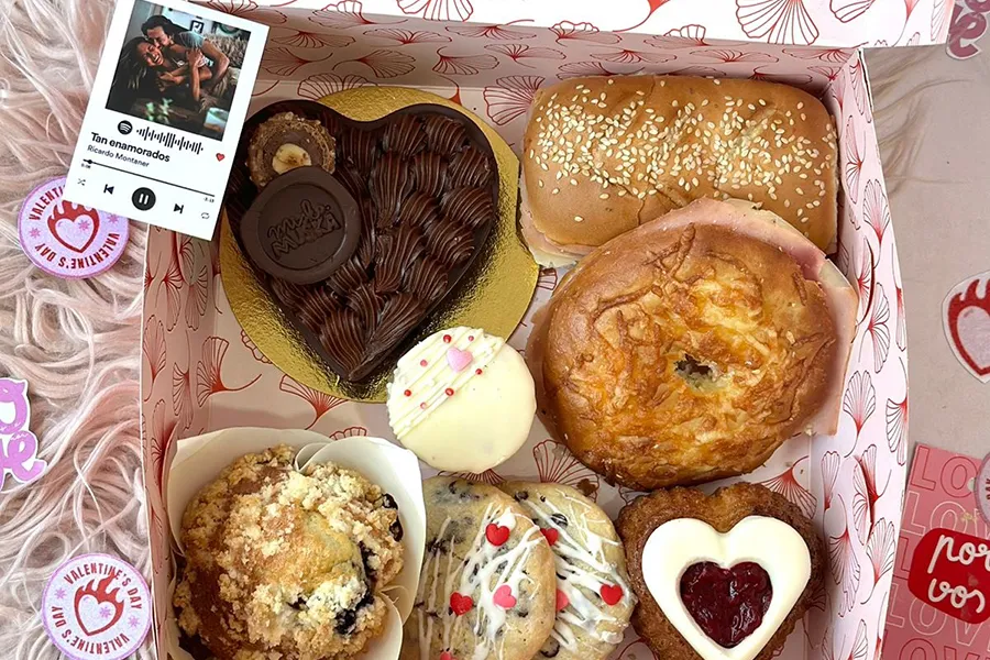 PARA EMPEZAR EL DÍA. Una caja con dulces para acompañar el desayuno.