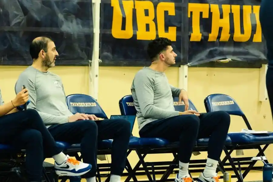 Julio Giménez es asistente del equipo masculino de la Universidad de British Columbia.