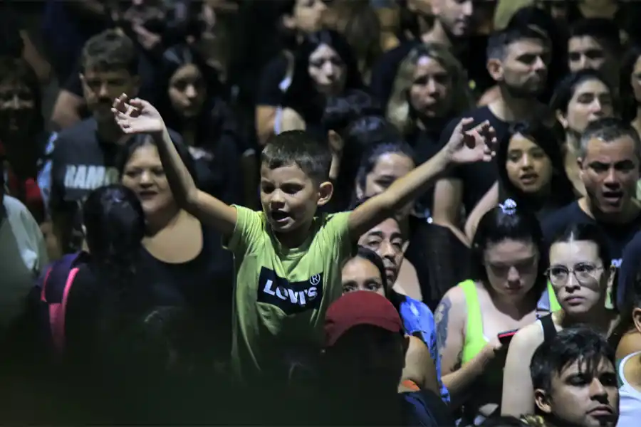 FIESTA. El público bailó y cantó con Luk Ra, La K'onga y Karina en Central Córdoba.