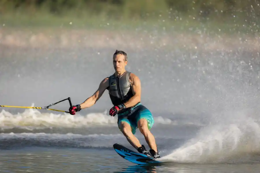 MÁS. En slalom se privilegia más la pericia de esquivar las boyas con precisión. 