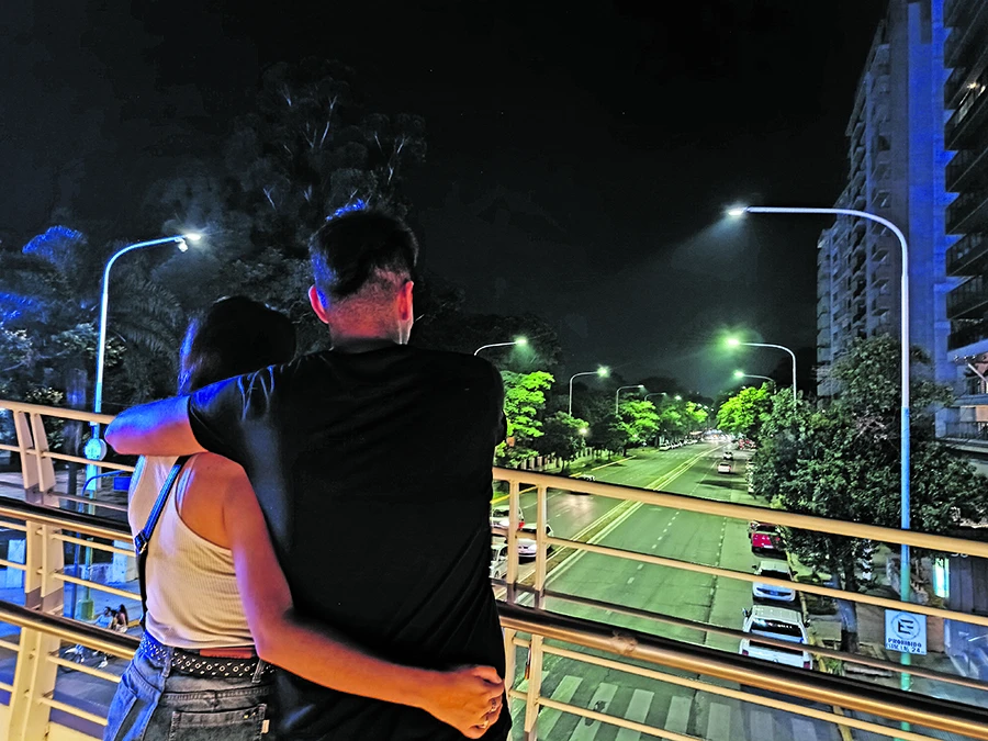UNA METÁFORA DEL AMOR. Paula Díaz y Nicolás Bretone disfrutan de las vistas que ofrece el puente de la avenida Mate de Luna durante la noche.