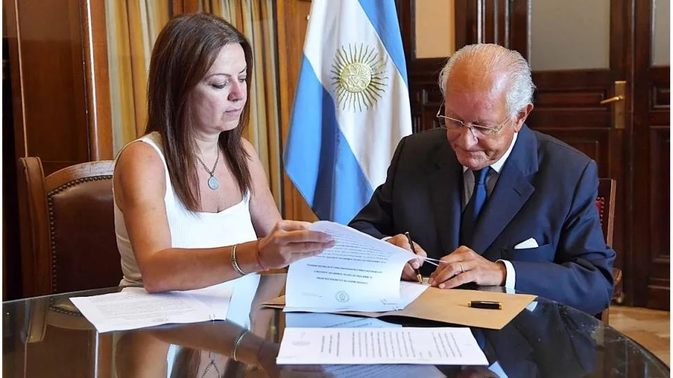 CONTRA LA MALNUTRICIÓN. Sandra Pettovello firma el acuerdo con Abel Albino, presidente de Conin.