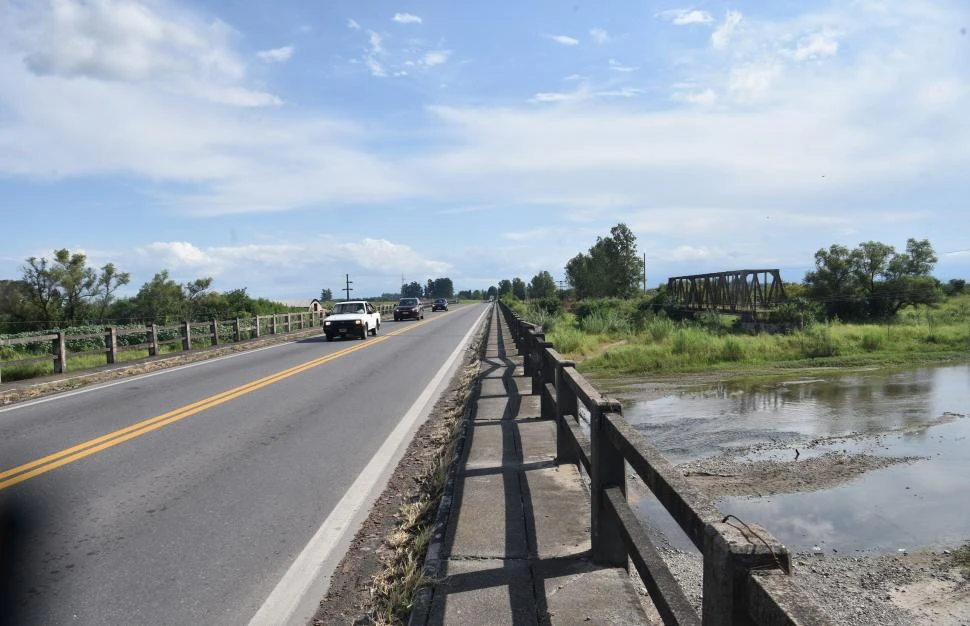 LA ÚNICA SALIDA. El puente sobre la vieja ruta 38 es la comunicación con las localidades del sur tucumano para los habitantes de Río Seco. 