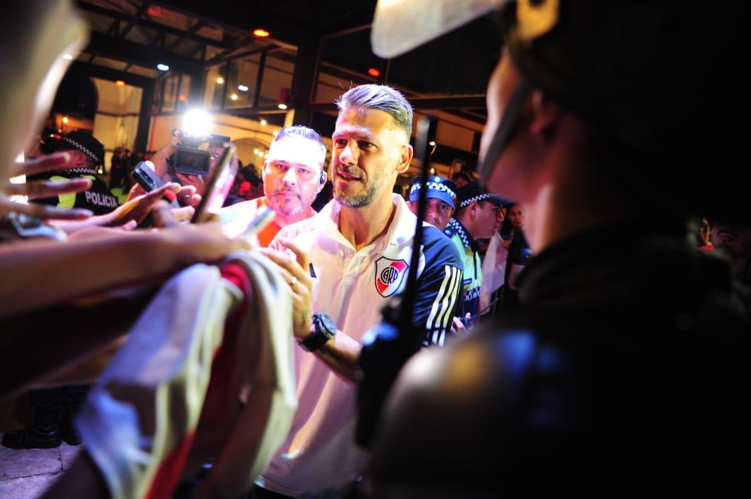 ANIMADO. El DT de River Plate Martín Demichelis paró para saludar a varios hinchas y hasta fue fotógrafo también. FOTOS DE DIEGO ARÁOZ