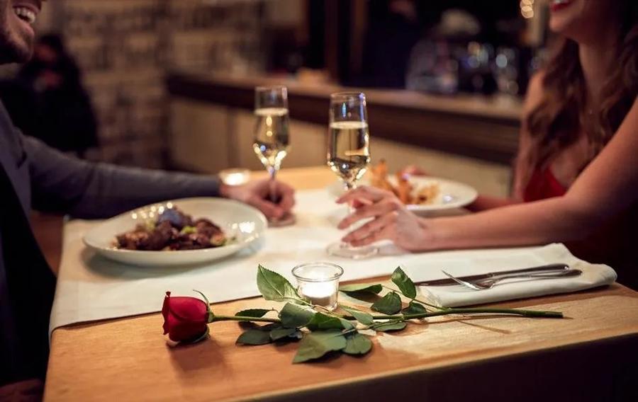 UNA NOCHE ESPECIAL. Ya sea que vayan afuera o preparen algo en casa, una cena romántica resulta ideal.