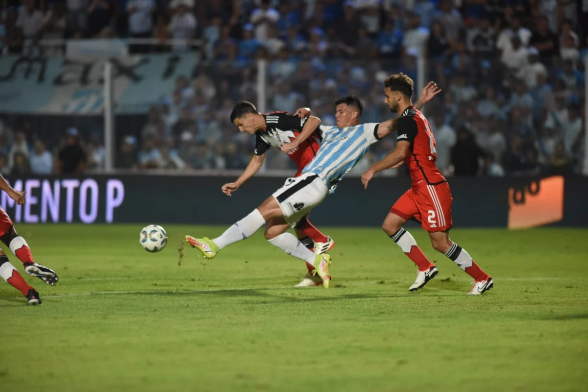 Atlético Tucumán empató sin goles con River en el José Fierro