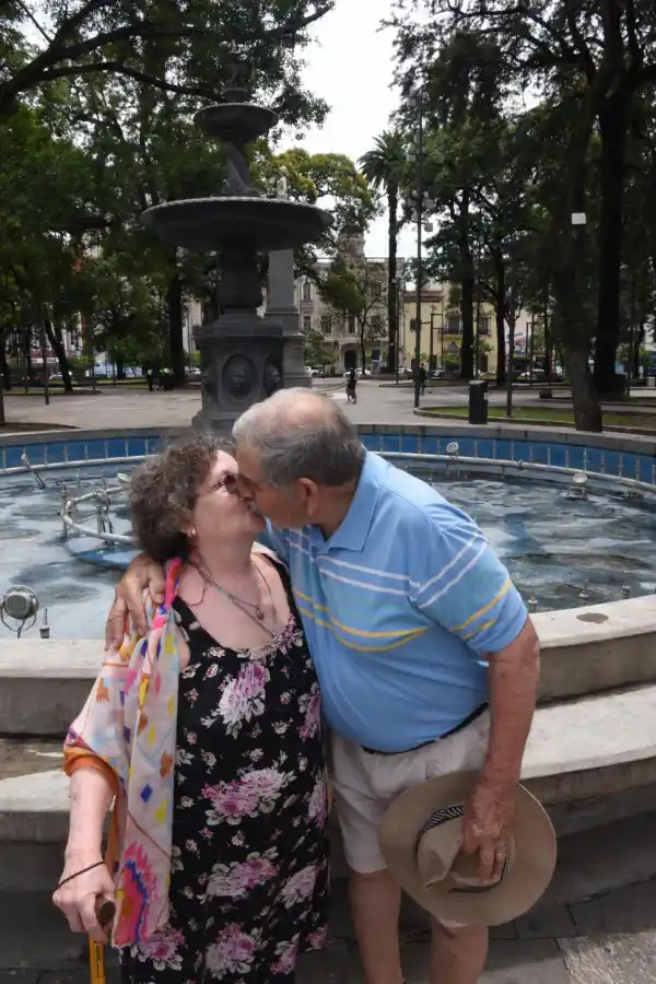 PERDURAR. Irma e Ignacio celebran su amor en la capital tucumana