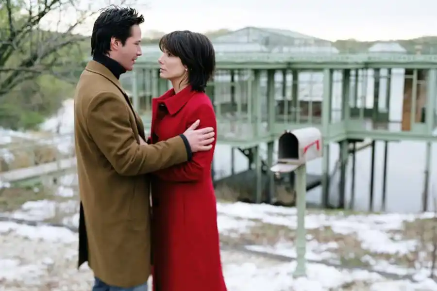 KEANU REEVES Y SANDRA BULLOCK. Algo muy especial sucede en “La casa del lago”.
