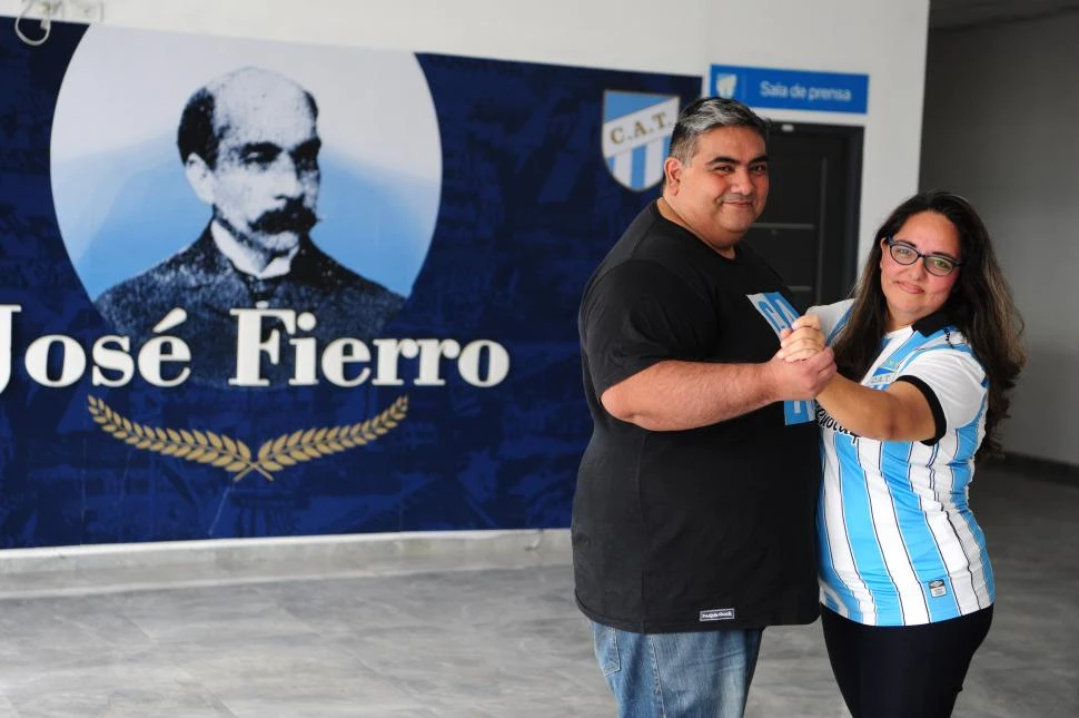 BAILARON EL VALS. Luis López y Nancy Medina recrearon el baile tradicional en el remodelado hall del estadio. Antes allí era la cantina del club. 