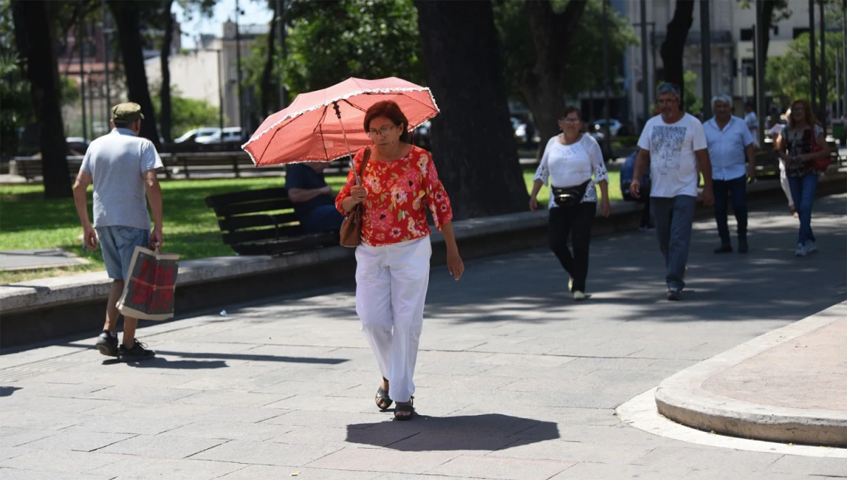 CALOR. Las altas temperaturas harán de las sombras y los paraguas los grandes socios de las tucumanas y tucumanos.