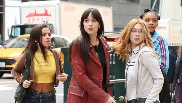 CASSANDRA WEB. La paramédica que luego se calza el traje de superheroína.