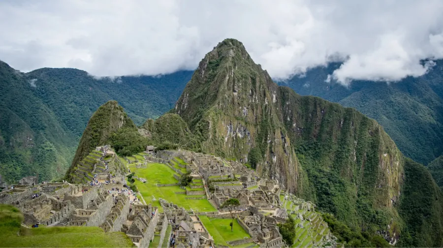 Instalaron un Titanic en la plaza de Machu Picchu y desataron una ola de críticas