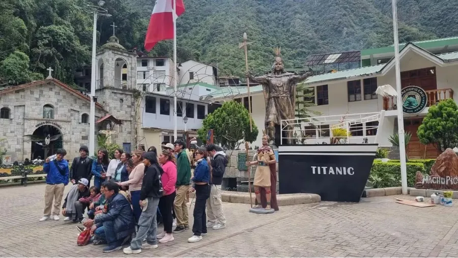 La maqueta del Titanic está junto al monumento del inca Pachacúteq