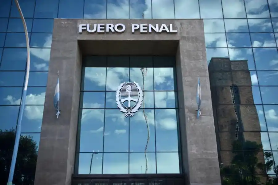 Acusado de amenazas de bomba: ¿fue él o prestó el celular?